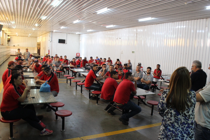 ASSEMBLEIA COM TRABALHADORES DA EMPRESA DE MOVEIS DEMOBILE