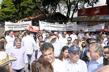 Servidores da Saúde e Educação fazem protesto