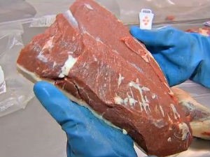 Carne bovina fica mais barata, e inflação pelo IPC-S perde força