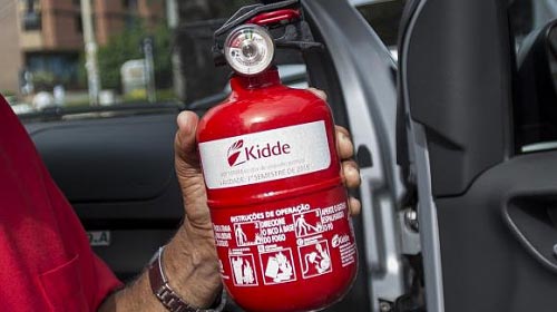 Obrigatoriedade do novo extintor para carros é adiada por 90 dias