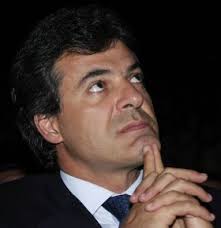 Em aperto financeiro, Richa aumenta impostos no Paraná