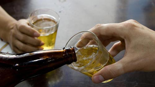 Justiça restringe propaganda de cerveja e vinho na TV e no rádio