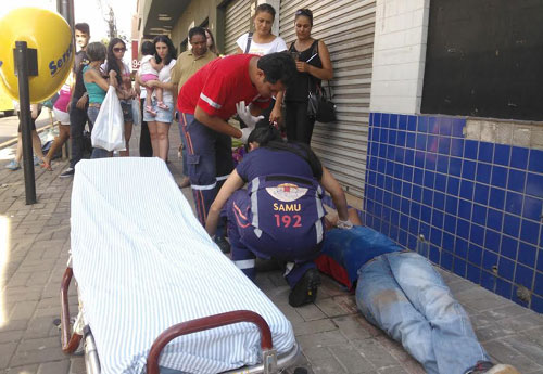 Colegas abandonam trabalhador desacordado no centro de Londrina