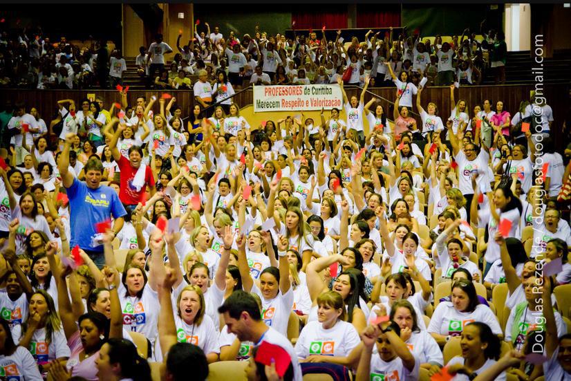 Professores de Curitiba suspendem a greve na rede municipal