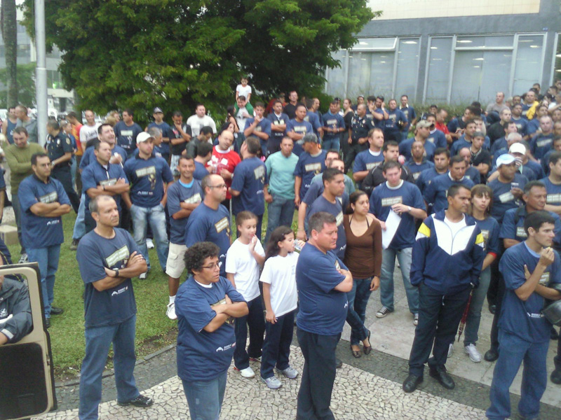 Guardas municipais cruzam os braços por 24 horas em Curitiba