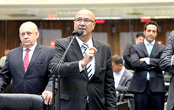 Em sessão tumultuada, AL aprova projeto da Sanepar