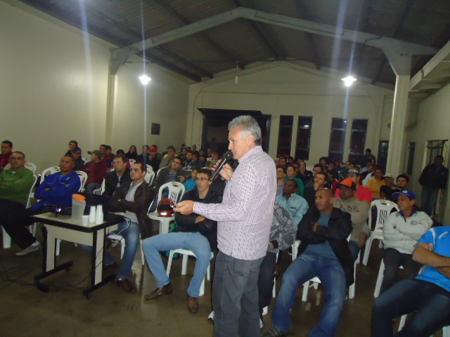 ASSEMBLEIA DIA 07/03/2014 COM TODOS OS TRABALHADORES DO SETOR MOVELEIRO DE ARAPONGAS E REGIÃO