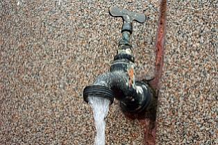 Projeto de lei pode proibir uso de água para varrer calçadas