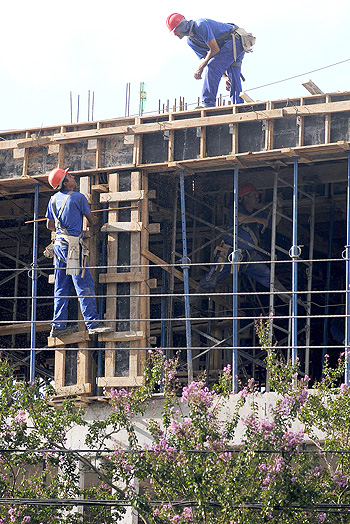 Construção civil emprega 2% mais em fevereiro no PR