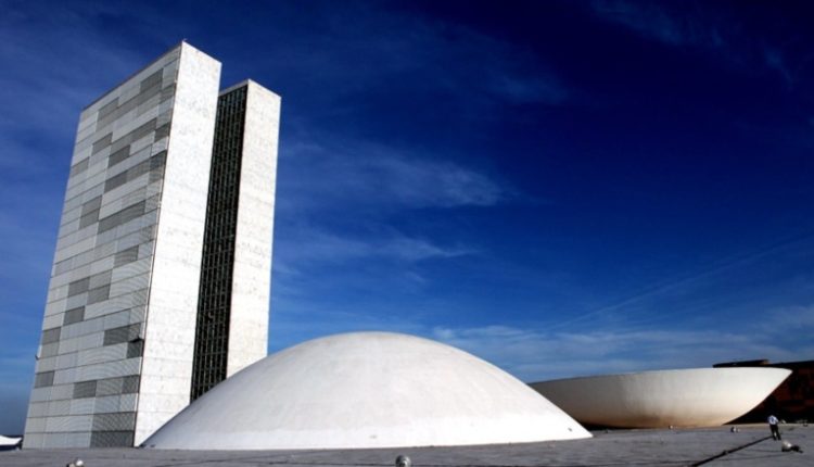 Deputados recebem de auxílio-moradia a combustível