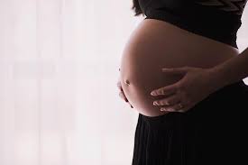 Empregada grávida que perdeu gêmeas durante expediente será indenizada