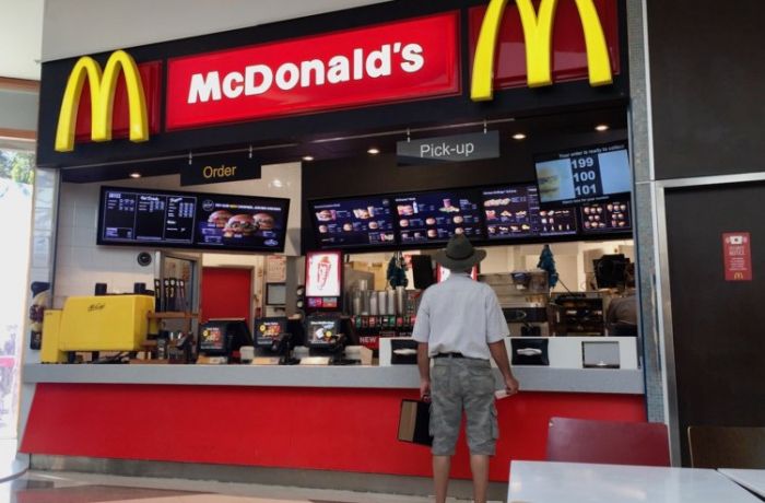 McDonald’s é multado em R$ 7 milhões por jornada intermitente
